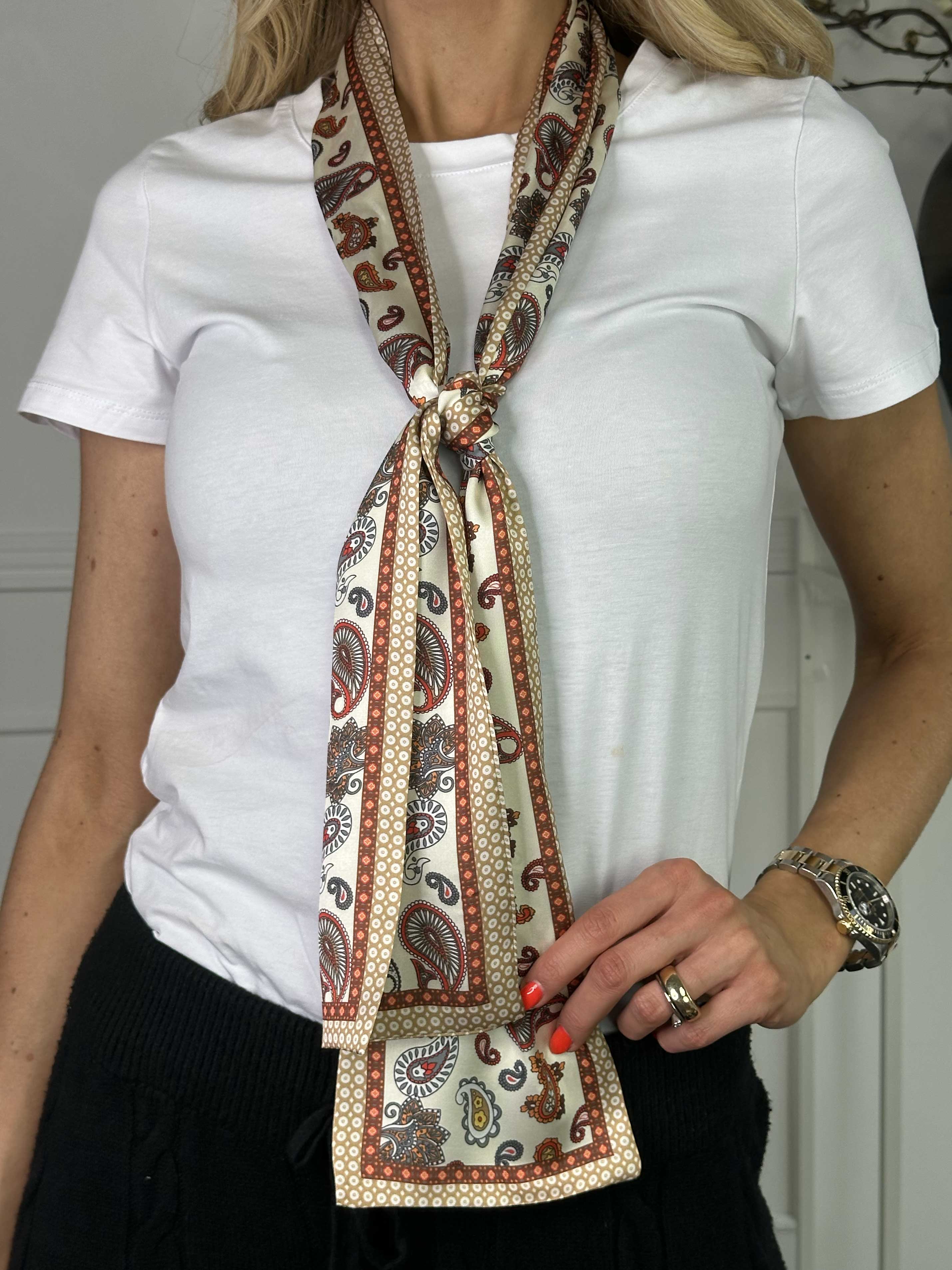 Carina - Smalt mønstret tørklæde i silkelook